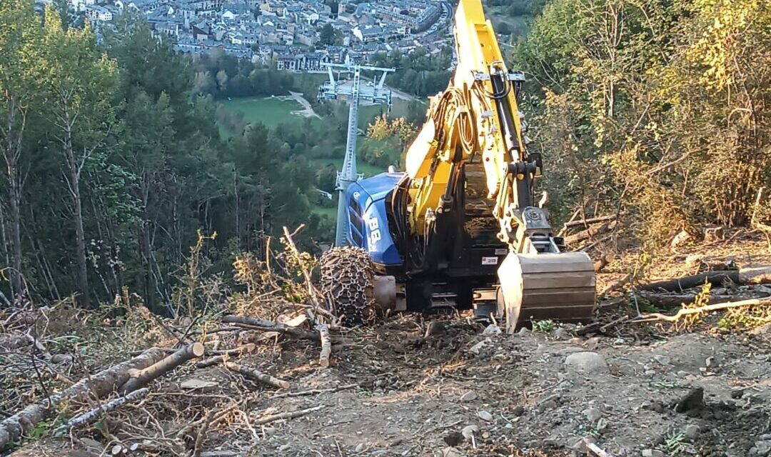 TELECABINA QUE PENJA D’UN CABLE.