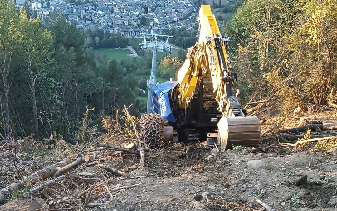 TELECABINA QUE PENJA D’UN CABLE.